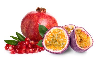 Beyaz zemin üzerinde olgun tutku meyvesi ve nar.