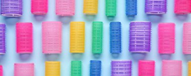 Mavi arka planda saç bigudileri, üst görünümde.