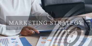 Dart tahtası ve ofiste çalışan bir iş kadını. Pazarlama stratejisi kavramı