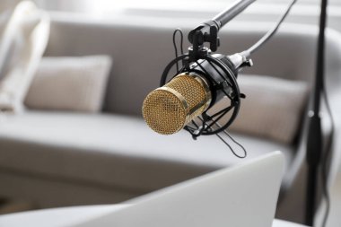 Işık odasında mikrofon, yakın plan.