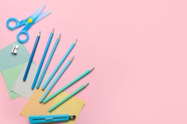 Pembe arka planda farklı kırtasiye malzemeleri