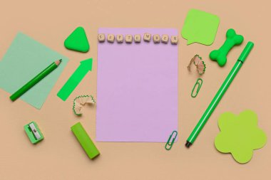 Kelime SEPTEMBER ve bej arka planda kırtasiye kağıtları