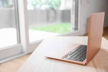 Modern dizüstü bilgisayar sehpada, odada, yakın plan.