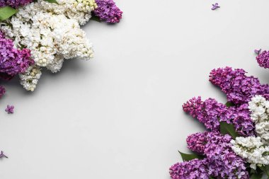 Açık arkaplandaki leylak çiçeklerinden yapılmış çerçeve