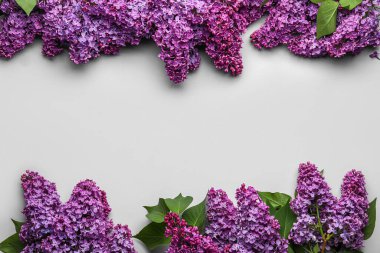 Açık arkaplanda mor leylak çiçeklerinden yapılmış çerçeve