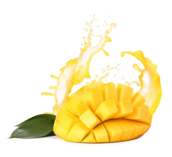 Verse Gesneden Mango Een Scheutje Sap Witte Achtergrond — Stockfoto