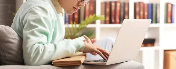 Male Student Using Laptop Library — Stock Photo, Image