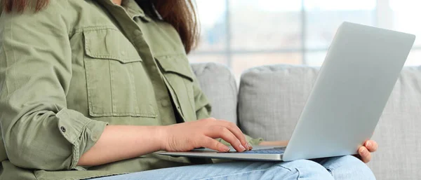 Młoda Kobieta Laptopem Siedzi Kanapie — Zdjęcie stockowe