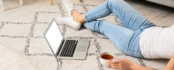 Mujer Joven Con Taza Portátil Relajante Casa — Foto de Stock