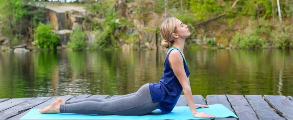 Beautiful Young Woman Practicing Yoga Lake — Stockfoto