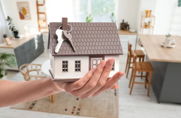 Hand Woman Holding Key Model House Closeup — Φωτογραφία Αρχείου