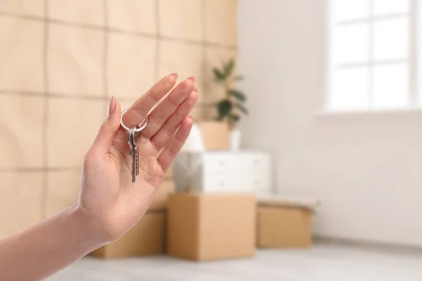 Hand Woman Holding Key New House Closeup — Zdjęcie stockowe