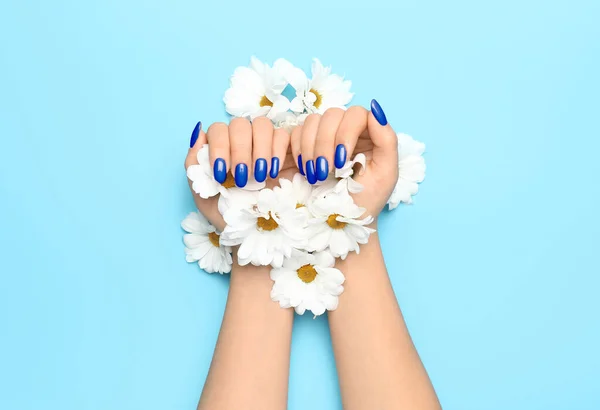 Manos Con Hermosa Manicura Flores Sobre Fondo Azul Claro Vista — Foto de Stock