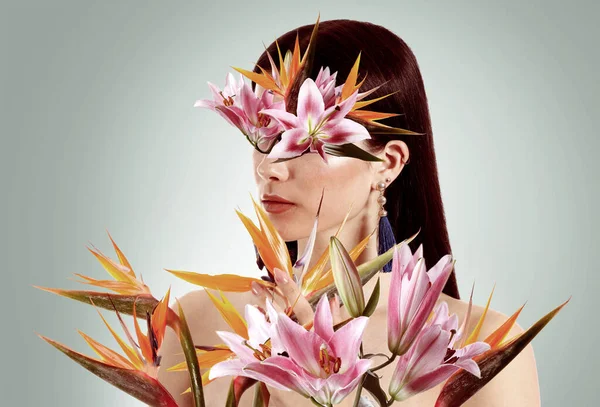 Beautiful Young Woman Strelitzia Lily Flowers Grey Background — Stock Photo, Image