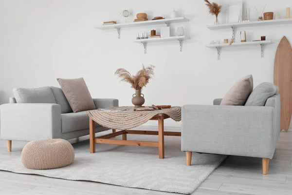 Sofa Dan Meja Yang Nyaman Dalam Interior Ruang Tamu Bergaya — Stok Foto