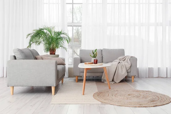 Interior Bergaya Ruang Tamu Dengan Sofa Dan Meja Dekat Jendela — Stok Foto