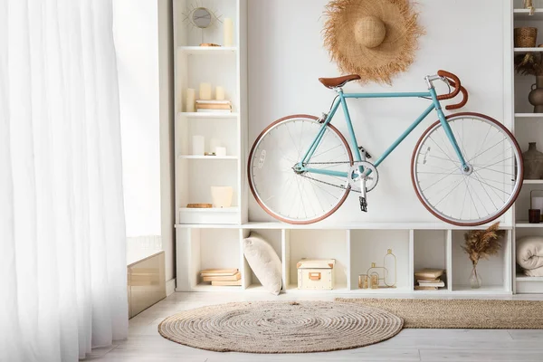 Interior Moderna Sala Estar Con Bicicleta Estantería Blanca —  Fotos de Stock