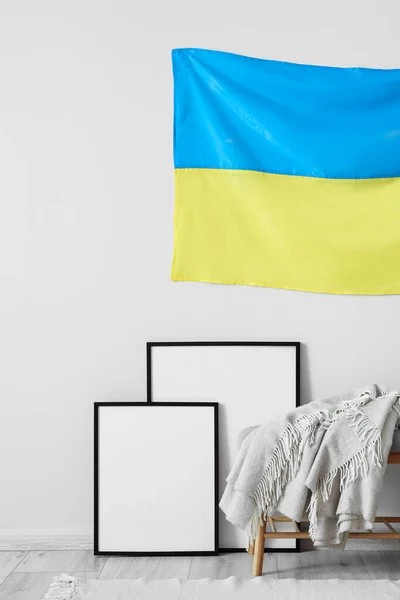 Lavička Kostkovanými Kostkami Prázdné Foto Rámy Vlajka Ukrajiny Visící Bílé — Stock fotografie