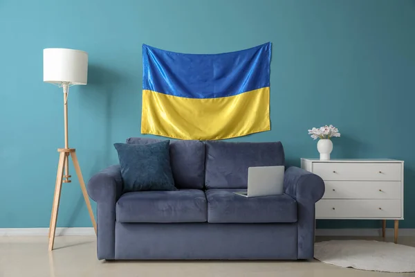 Stijlvol Interieur Van Woonkamer Met Comfortabele Bank Vlag Van Oekraïne — Stockfoto