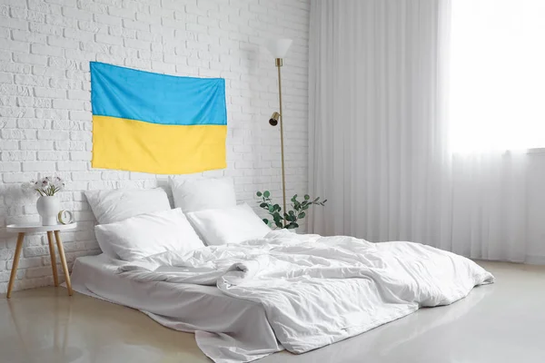 Interieur Van Lichte Slaapkamer Met Vlag Van Oekraïne Comfortabel Bed — Stockfoto