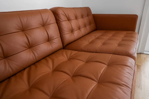 Brown Leather Couch Light Wall Room Closeup — ストック写真