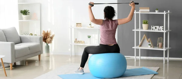 Mulher Desportiva Treinando Com Fitball Pulando Corda Casa — Fotografia de Stock