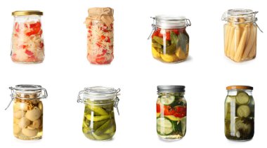 Beyaz arka planda konserve sebze dolu kavanozlar.