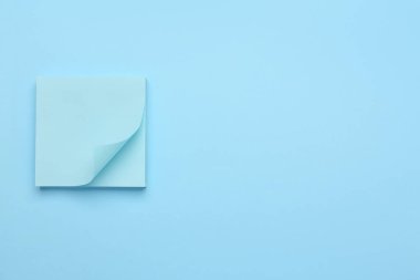 Blank sticky notes on blue background