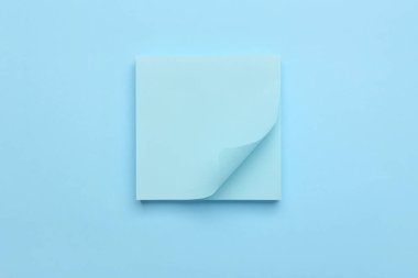 Mavi arkaplanda boş yapışkan notlar