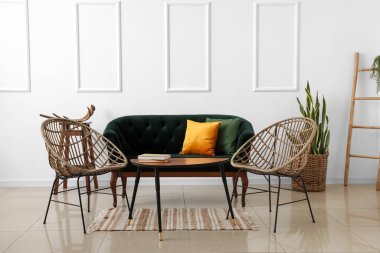 Işık duvarının yanında şık kanepe ve koltuklar