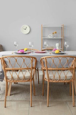 Güzel manzaralı yemek masası ve oda içi Gladiolus çiçekleri.