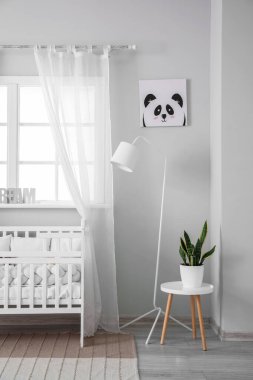 Bebek beşiği, lamba ve pencereli ışık kreşinin içi