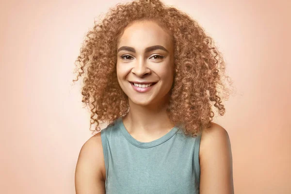 Schöne Afroamerikanische Frau Mit Gefärbten Haaren Auf Farbigem Hintergrund — Stockfoto