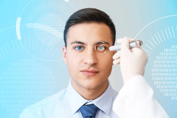 Oftalmologista Com Lanterna Examinando Paciente Masculino Fundo Azul — Fotografia de Stock