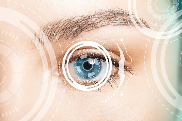 Молодая женщина со сканированием радужной оболочки, вид крупным планом