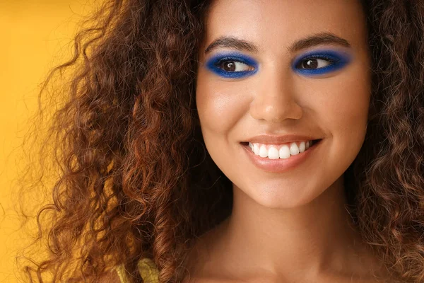 Krásná Mladá Afroamerická Žena Jasnými Očními Stíny Oranžovém Pozadí — Stock fotografie