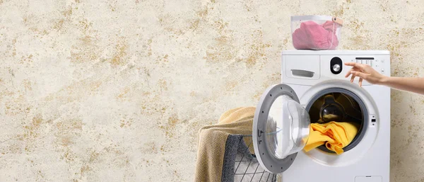 Prendre Les Vêtements Main Machine Laver Sur Fond Couleur Bannière — Photo