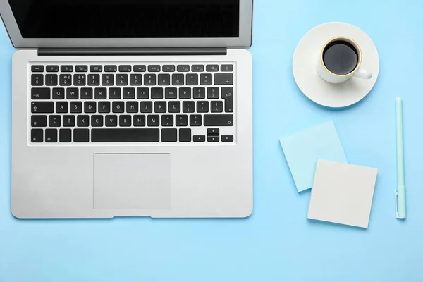 蓝色背景的空白便条 笔记本电脑和咖啡杯 — 图库照片