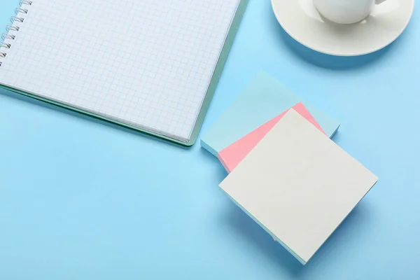 Blank Sticky Notes Notebook Cup Color Background — Stock Photo, Image