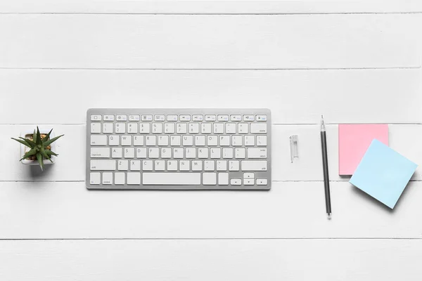 Blank Sticky Notes Houseplant Keyboard Pen White Wooden Background — 图库照片