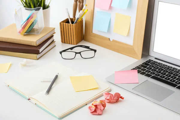 Opened Notebook Pen Crumpled Paper Balls Sticky Notes Eyeglasses Laptop — Stock Photo, Image