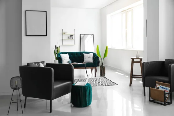 スタイリッシュなソファとアームチェア付きのモダンなリビングルームのインテリア — ストック写真