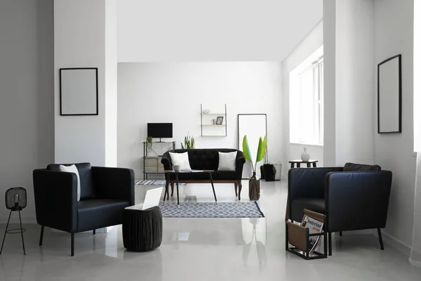 Interior Ruang Tamu Modern Dengan Sofa Bergaya Dan Kursi Berlengan — Stok Foto
