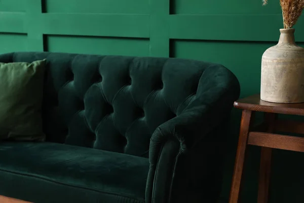 Sofá Elegante Cerca Pared Verde — Foto de Stock