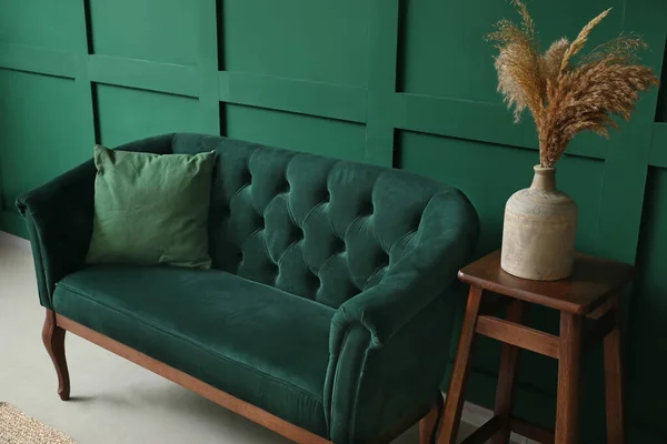 Stylish Sofa Green Wall — Stock Photo, Image