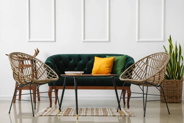Stylisches Sofa Und Sessel Der Nähe Der Lichtwand — Stockfoto