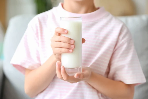 Κοριτσάκι Που Κρατάει Ένα Ποτήρι Γάλα Κοντινό Πλάνο — Φωτογραφία Αρχείου