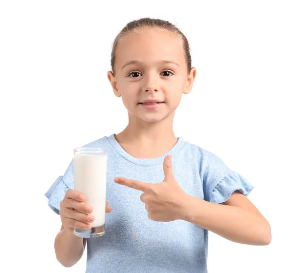 Κοριτσάκι Που Δείχνει Ένα Ποτήρι Γάλα Λευκό Φόντο — Φωτογραφία Αρχείου