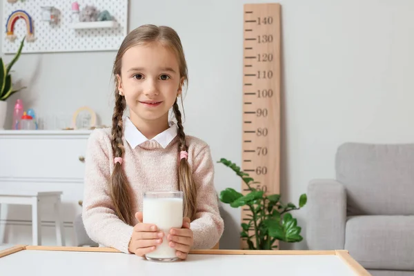 Κοριτσάκι Ένα Ποτήρι Γάλα Κάθεται Στο Τραπέζι Στο Δωμάτιο — Φωτογραφία Αρχείου