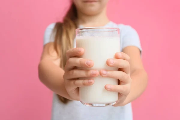 Χαριτωμένο Κορίτσι Ένα Ποτήρι Γάλα Στο Φόντο Χρώμα Closeup — Φωτογραφία Αρχείου